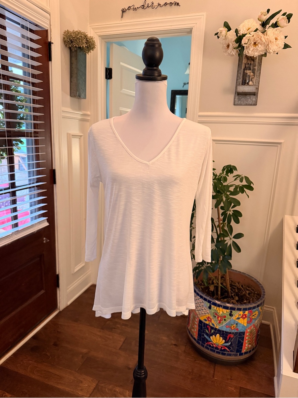 A.T.U.N NWOT Classic V-Neck High-Low White Women's 3/4 Sleeve Top